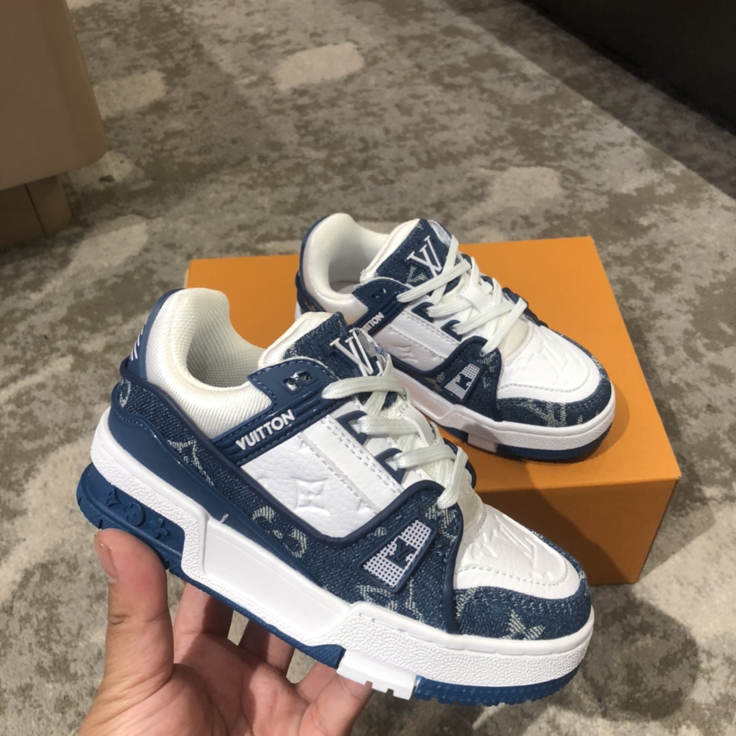 Children's shoes child